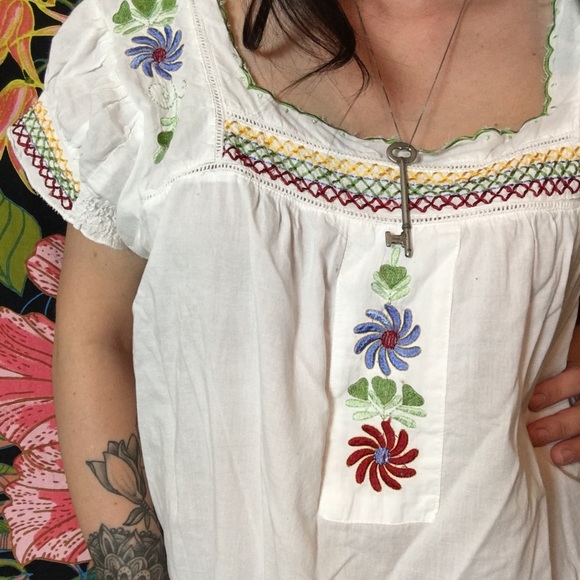 Vintage Tops - VINTAGE / 1970s Floral Embroidered Peasant Blouse